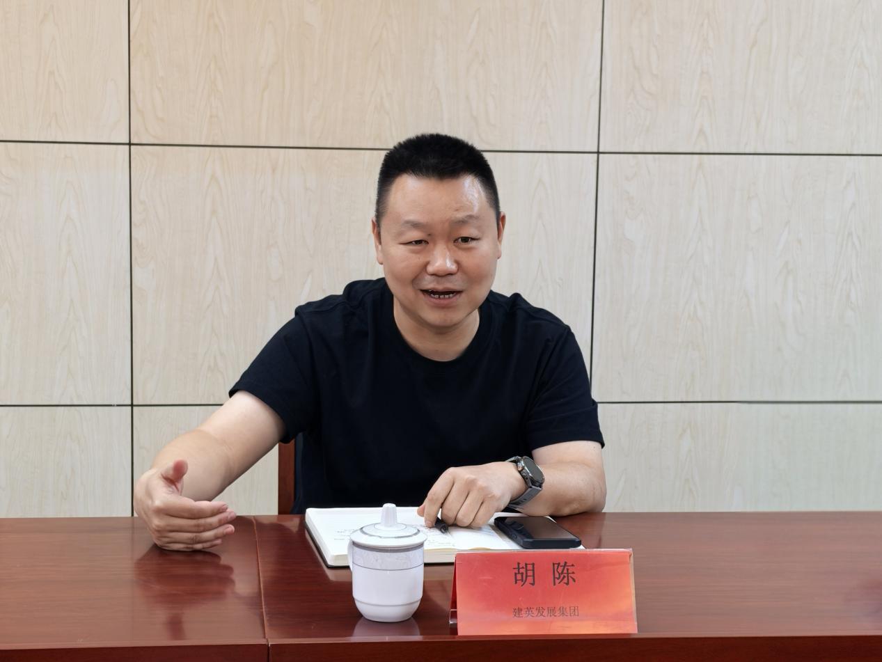 昆明建英建筑工程有限公司总经理胡陈讲话（小图）