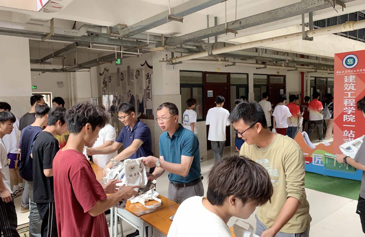 冯以宜与辅导员一同为困难学生发放慰问品(小尺寸)
