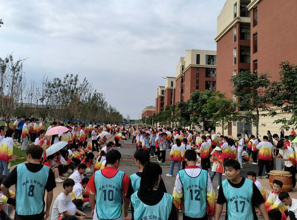 “齐心踏步共向未来”跳竹竿（小图）