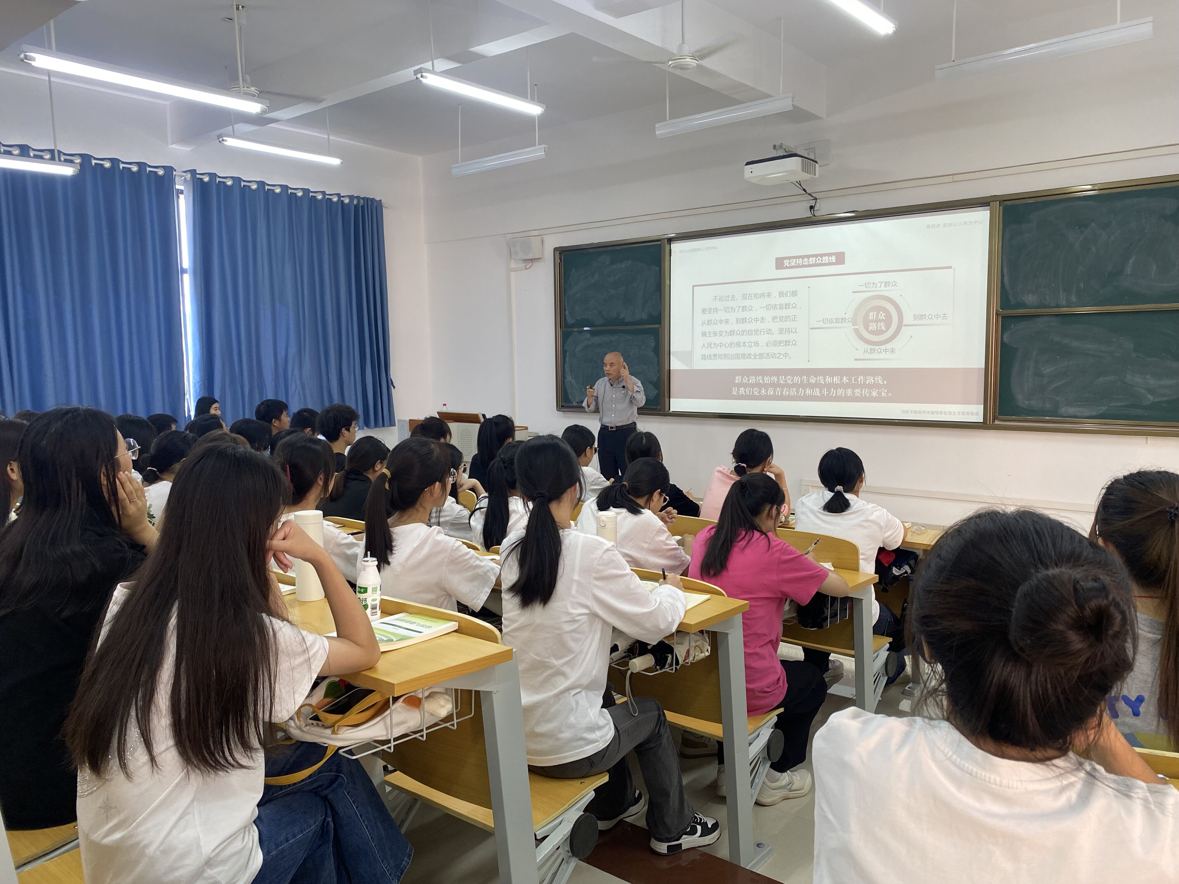 学校副校长深入课堂给学生讲授思政课