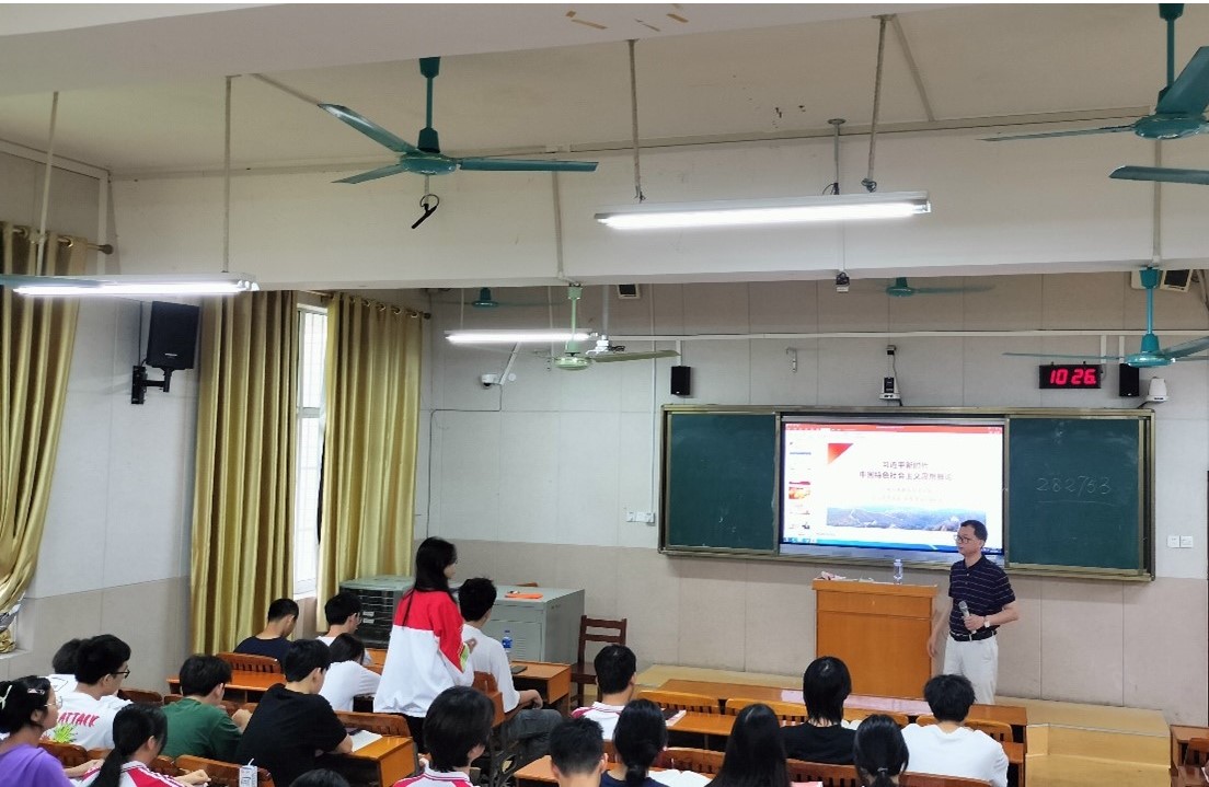 学校领导为学生讲授思政课