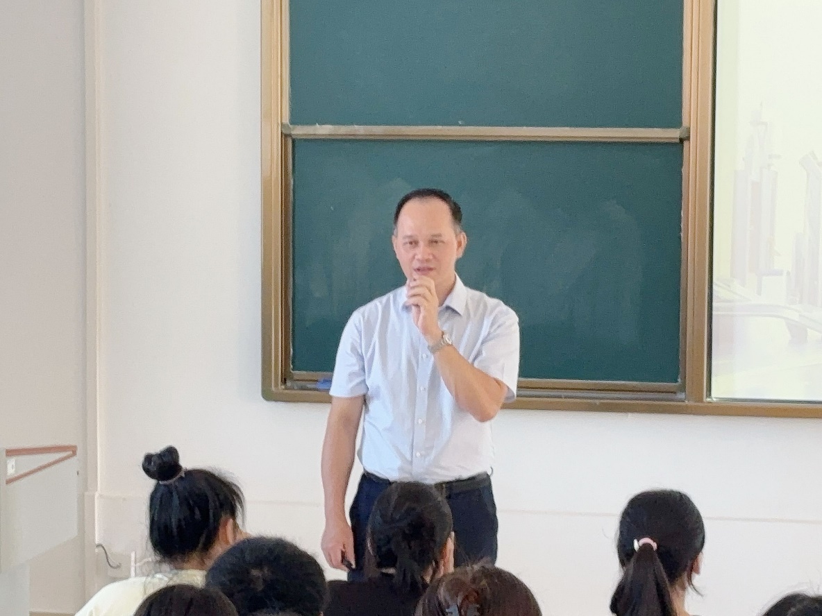 黄政艳为学生讲授思政课
