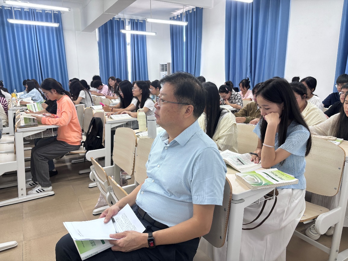 李振秋深入思政课教学一线听课