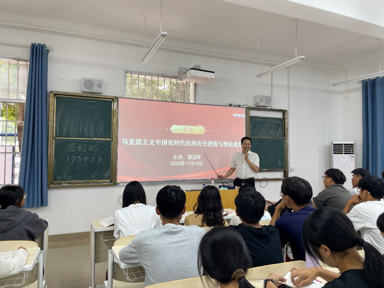 学校领导给学生讲授思政课
