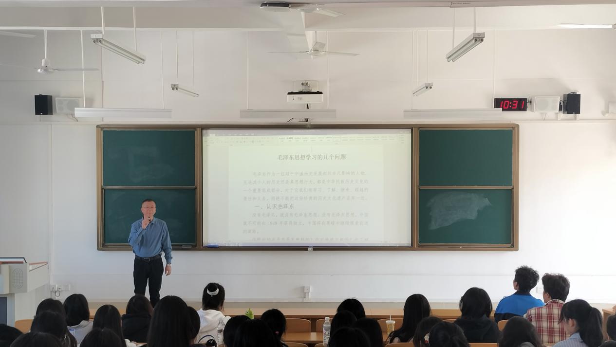 学校领导为学生讲授思政课