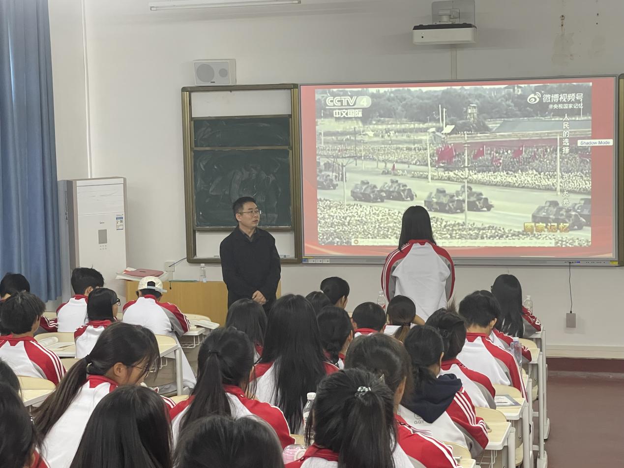 学校领导给工商管理学院学生讲授思政课