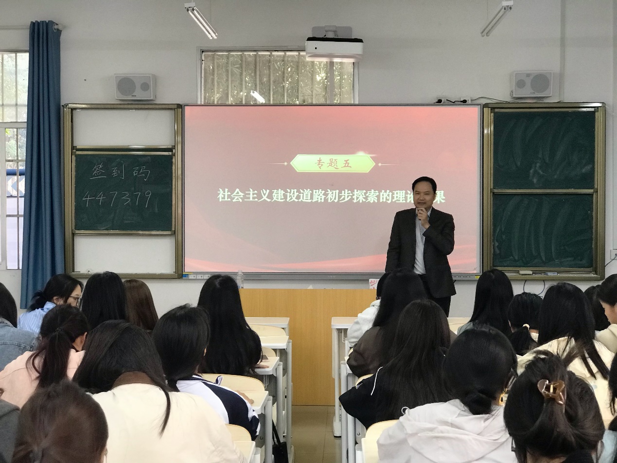 学校领导给学生讲授思政课