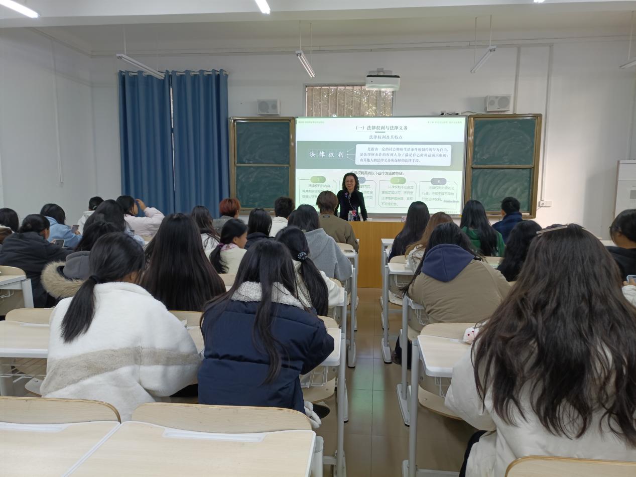 ​学校领导为学生讲授思政课
