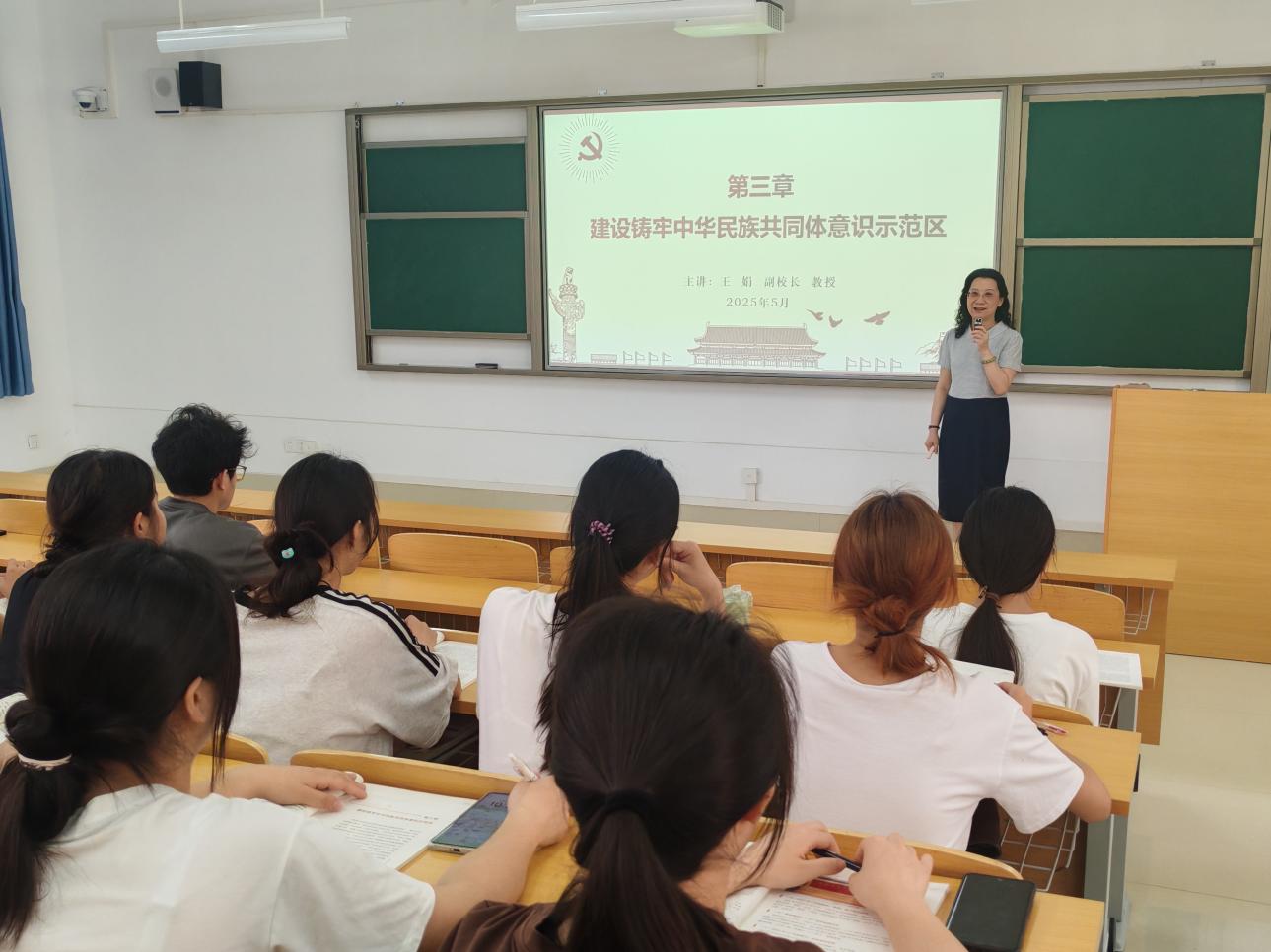 学校领导为学生讲授思政课