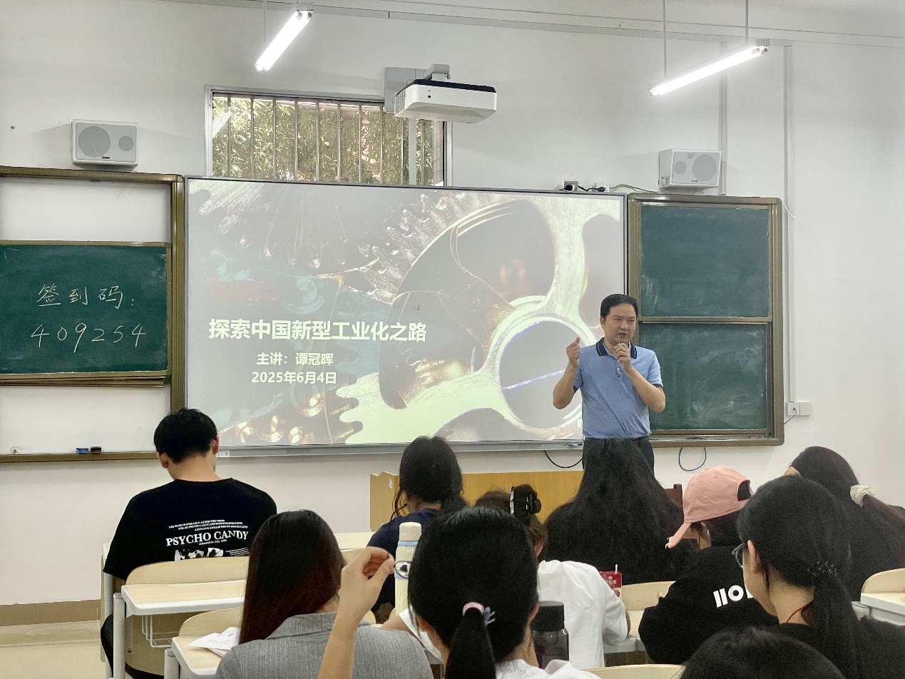 学校领导为学生讲思政课