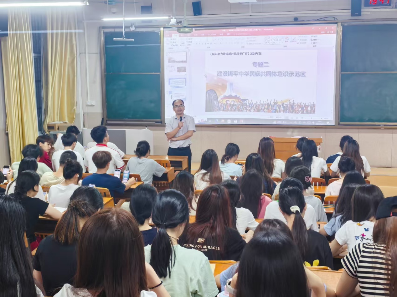 学校领导为学生讲授思政课