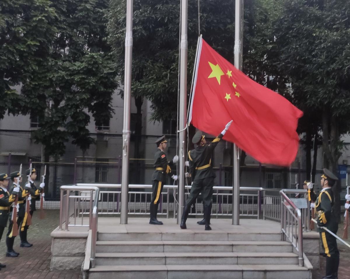增强安全意识 提高自我救助能力  ——轻工化工学举行升国旗仪式暨安全教育主题活动