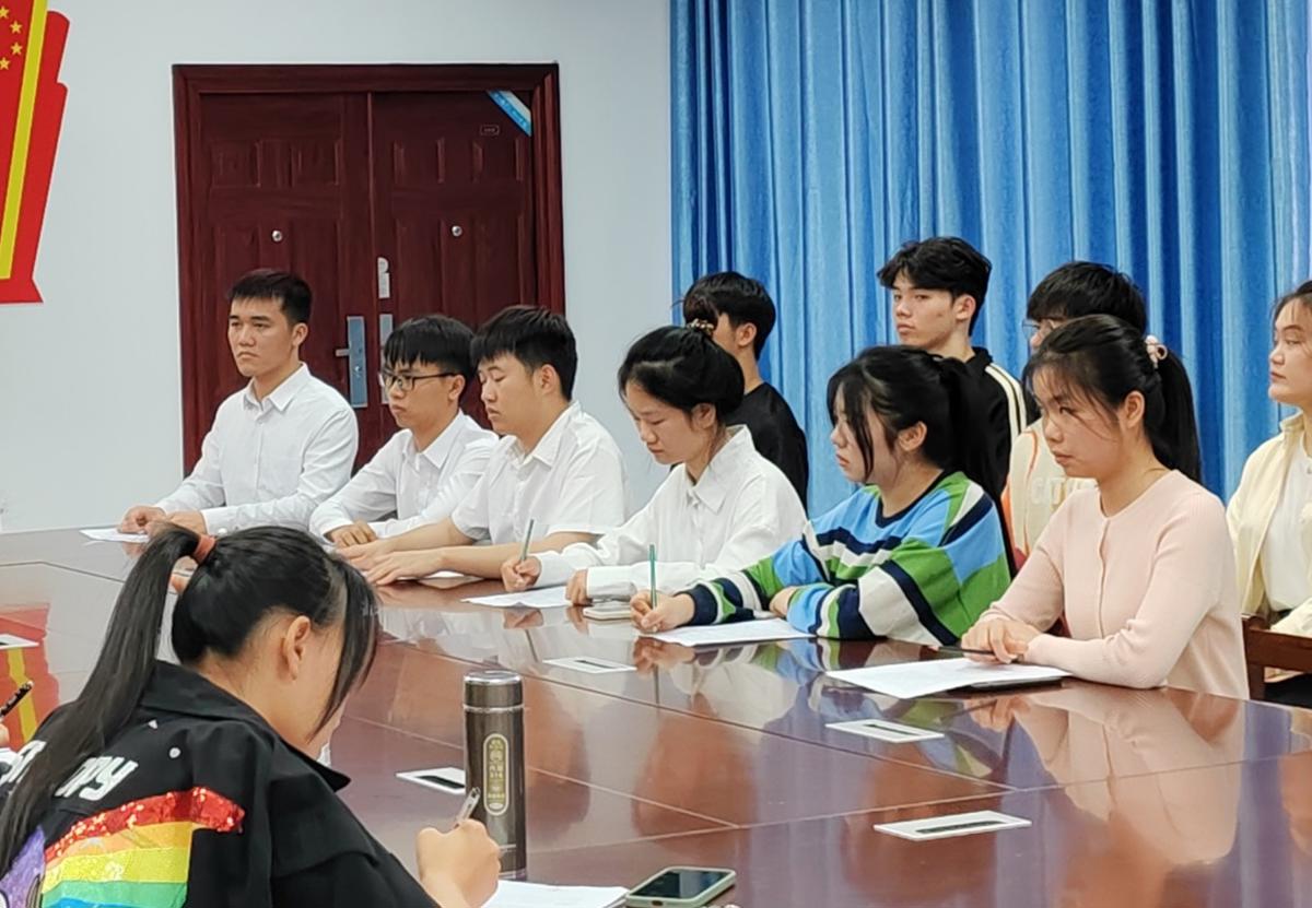 轻工化工学院学生第一党支部预备党员发展大会顺利召开