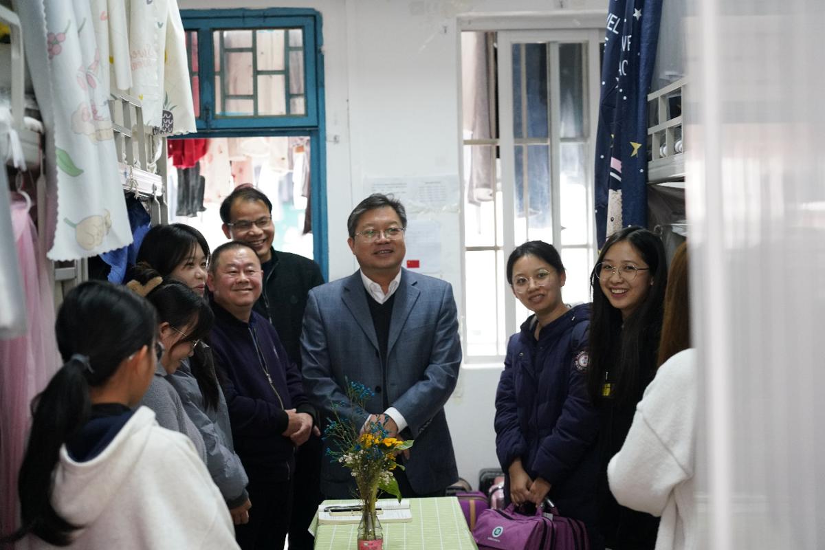 心系学子，情暖校园——学校党委书记李振秋到轻工化工学院开展慰问学生活动