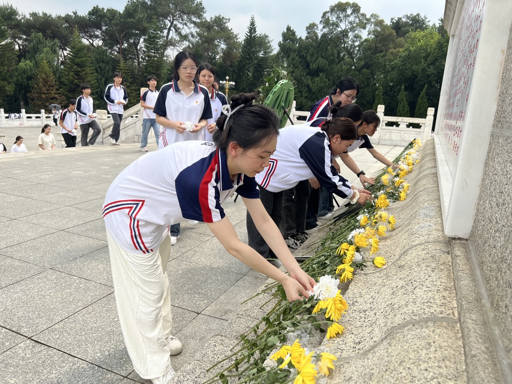 【劳动教育】清扫陵园尘，纸花敬英魂 ——轻工化工学院开展校外劳动实践活动