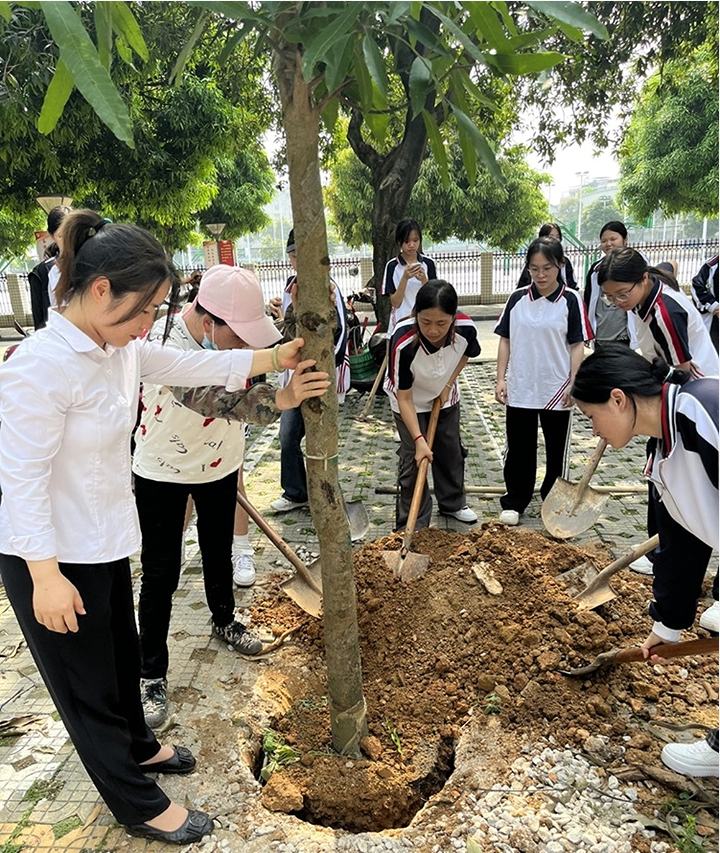 【劳动教育】校园植树添新绿，棵棵皆成栋梁才 ——轻工化工学院连同后勤保卫处开展植树活动