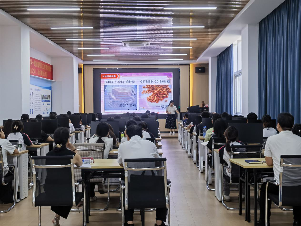 【开学第一天】黄政艳校长深入课堂听课