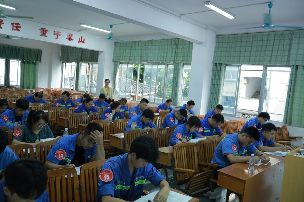 广西南宁东亚糖业集团青年工人制糖训赛项目在我校举行