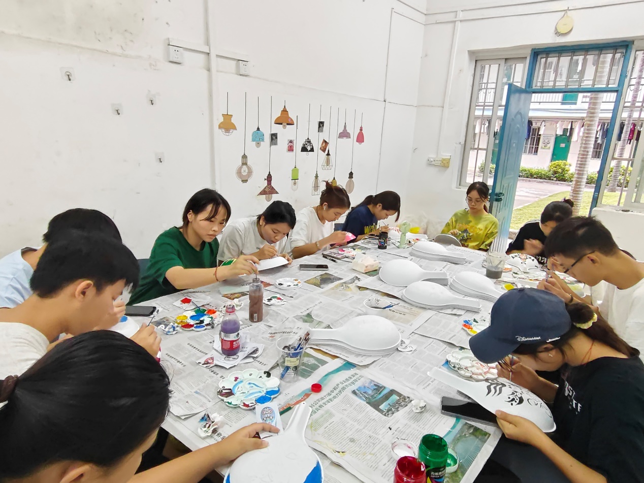 绘脸谱传国粹，话家风抒廉意  ——轻工化工学院“一站式”学生社区开展“一院一品”廉政文化品牌活动