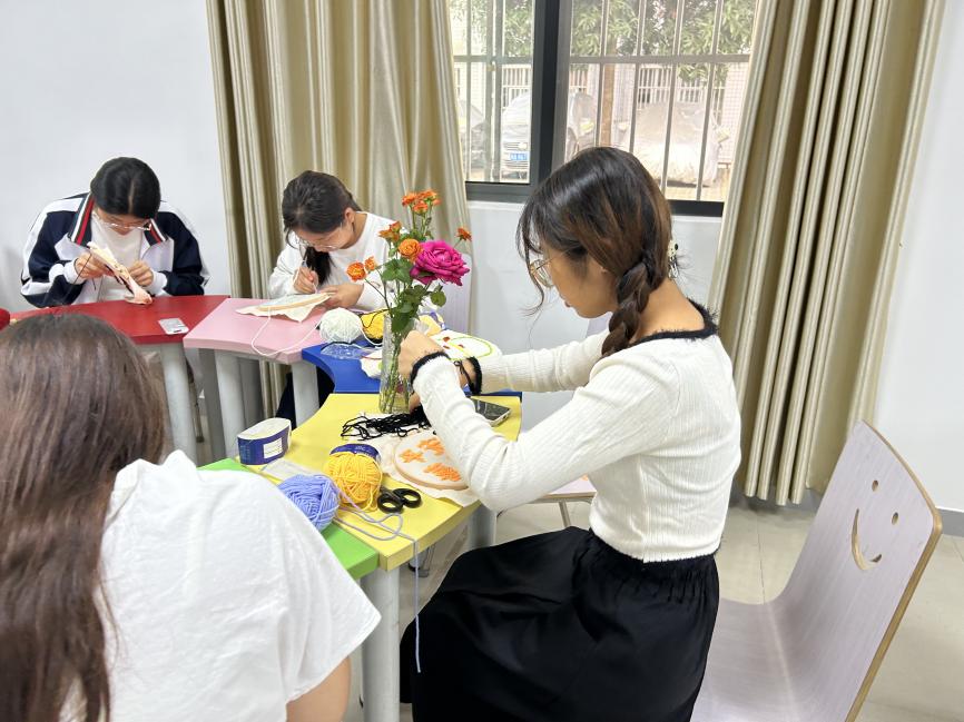 针线传情，绽放“内心”的花朵——轻工化工学院举办戳戳绣艺术疗愈活动