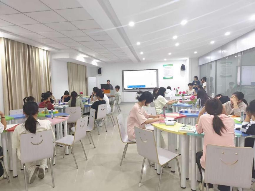 轻工化工学院举办“明心”自画像疗愈活动