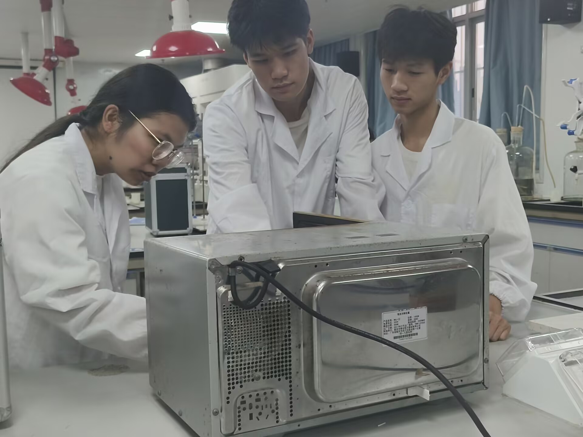 轻工化工学院开展“生态文明·绿色环保”大学生社会实践空气检测活动