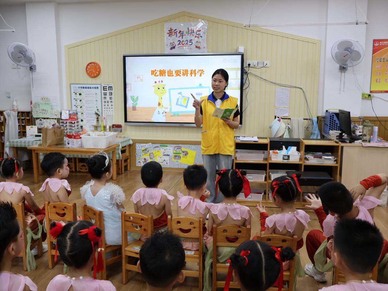 糖业工程学院进幼儿园开展“甜蜜科普迎六一”志愿服务活动