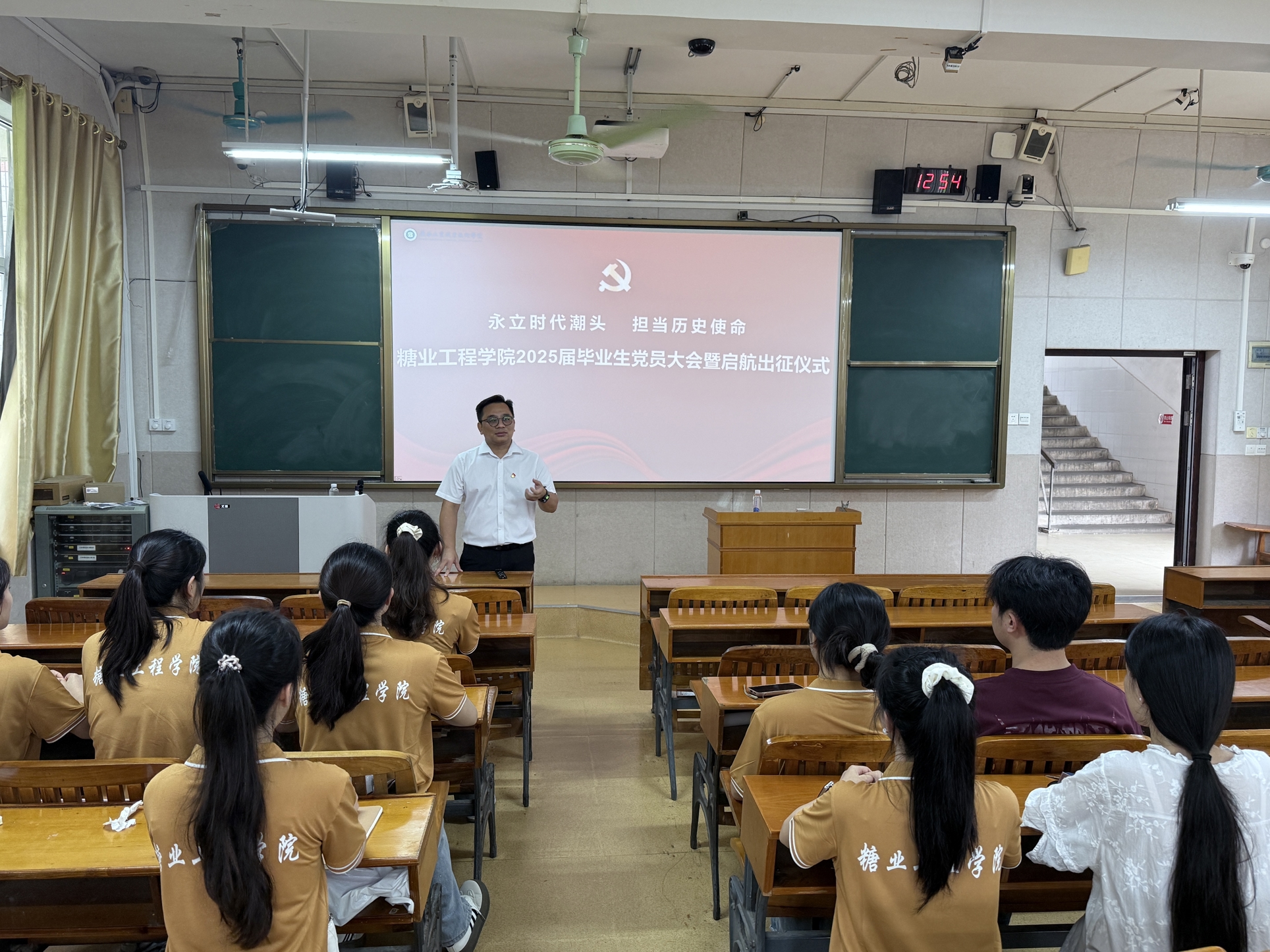 糖业工程学院开展  “一站式” 学生社区微党课活动