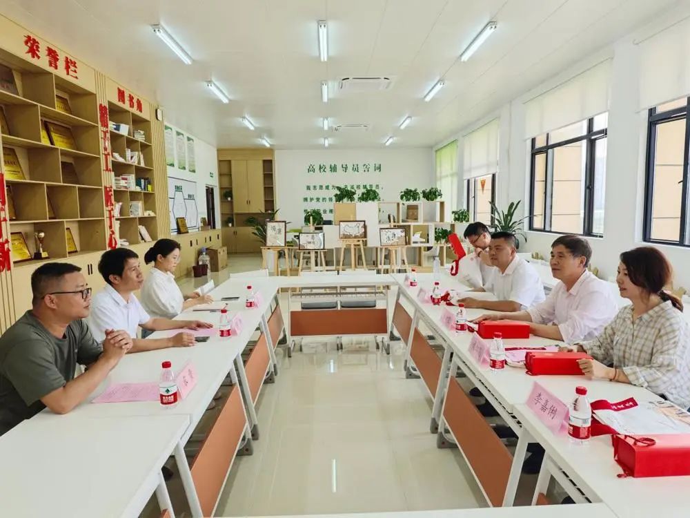 雷锋杂志社到我校匠心铸魂辅导员工作室开展交流活动