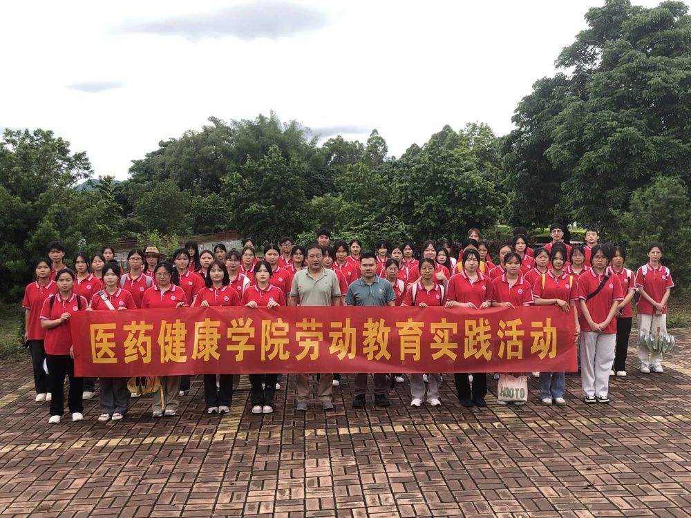 医药健康学院“一站式”学生社区开展“手摘果实，助农丰收”校外劳动实践活动