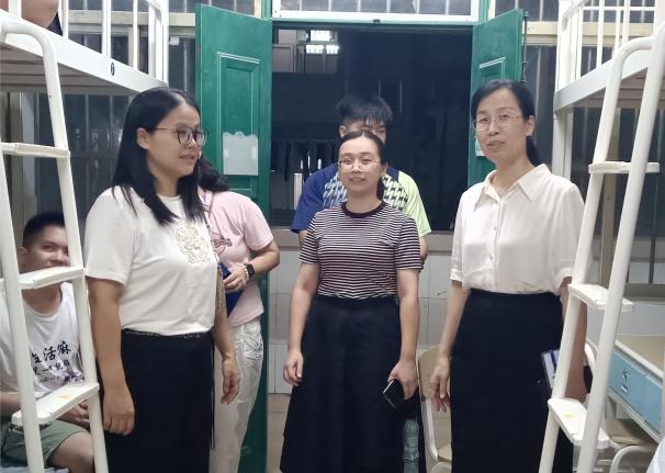 8.工业设计学院党总支书记、院长何萍，副书记李雪萍及班主任到学生社区与学生交流