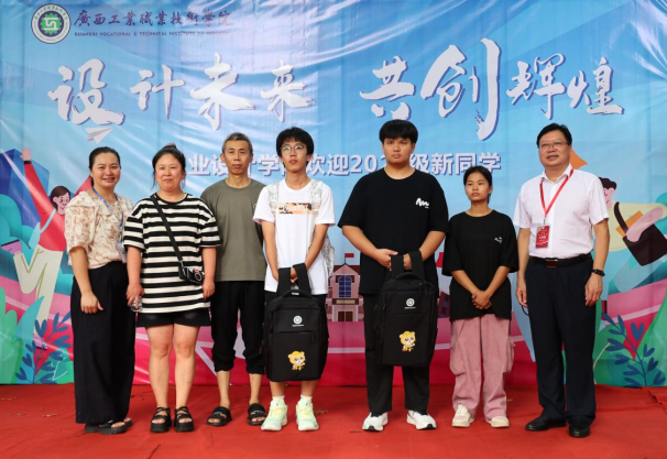 4-学校领导与新生及家长亲切交流并合影