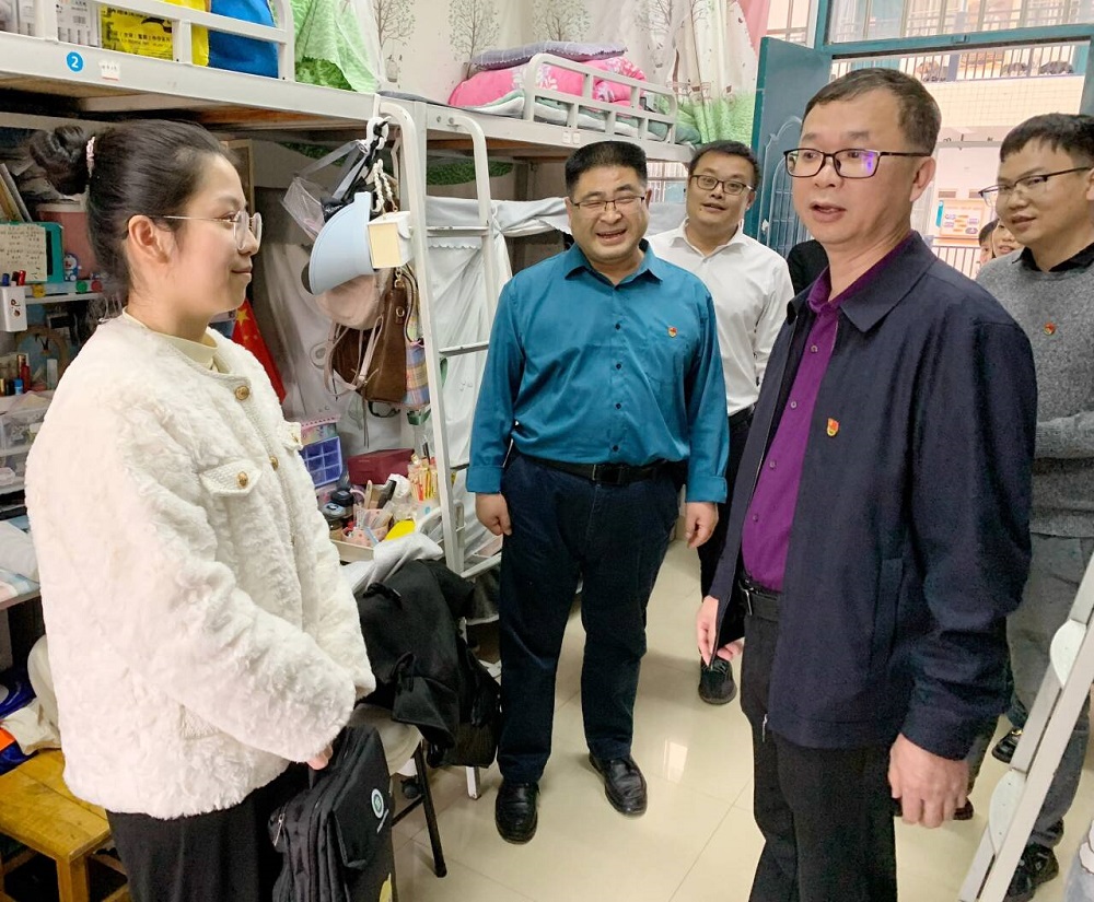 学校领导到幼师教育学院慰问家庭经济困难学生和品学兼优学生