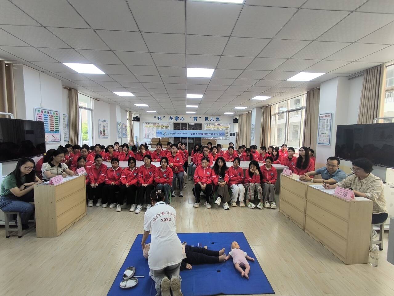 2024年职教周系列活动——幼师教育学院婴幼儿托育服务与管理专业举行婴幼儿照护技能比赛
