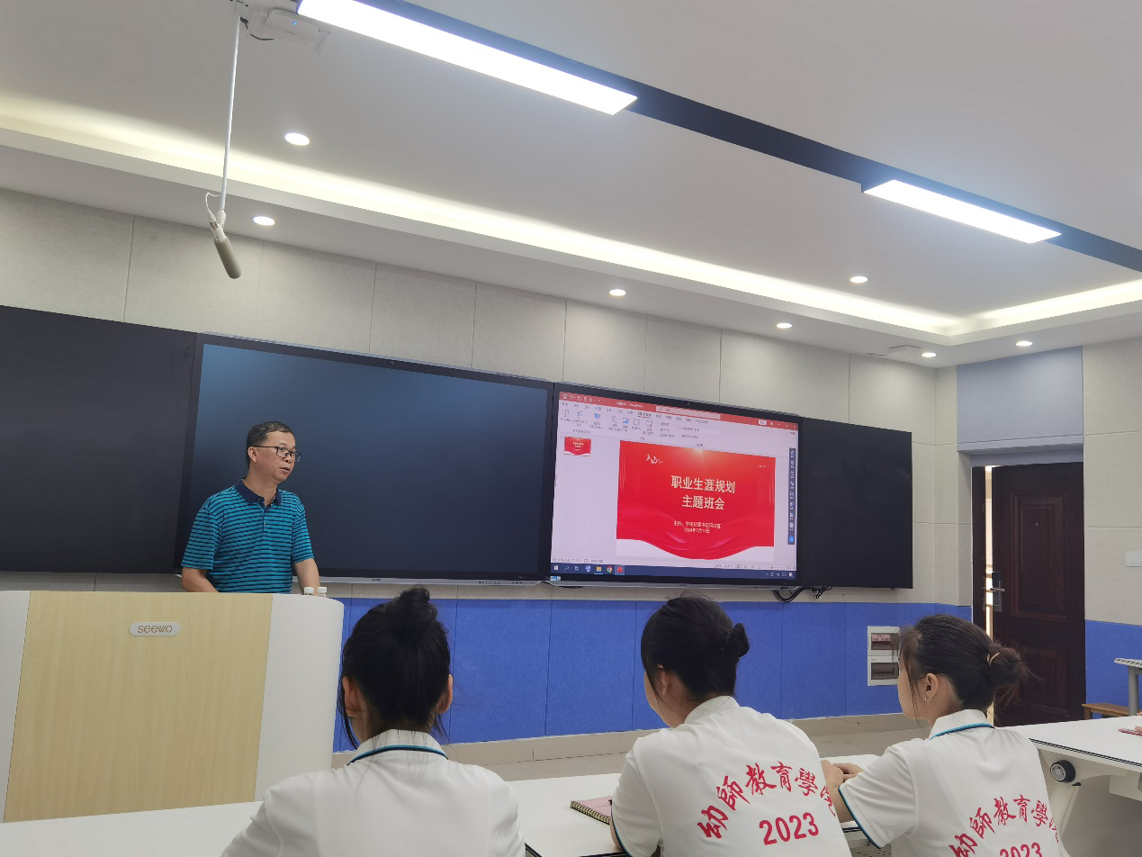 校领导参加幼师教育学院班级主题班会