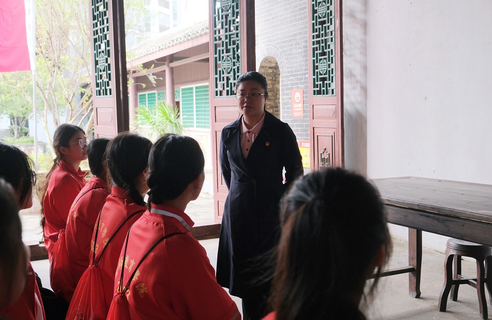 图5在田东县那恒村革命使馆开展研学活动