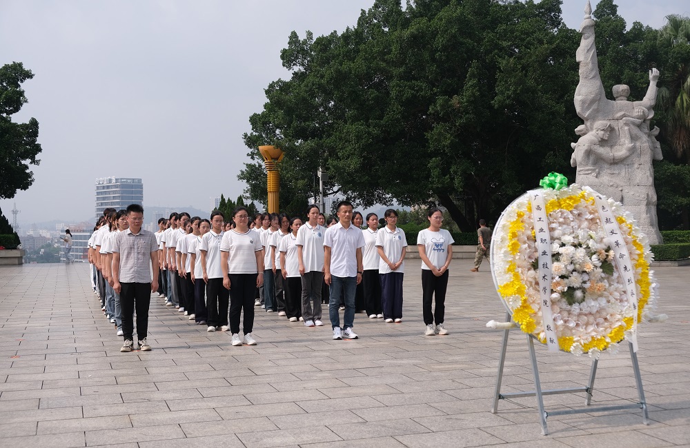 图2在百色起义纪念碑开展缅怀先烈活动