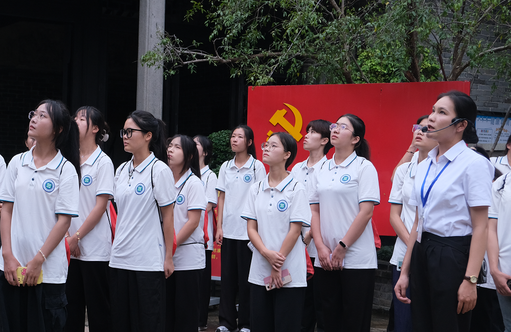 图4参观红七军军部旧址-粤东会馆