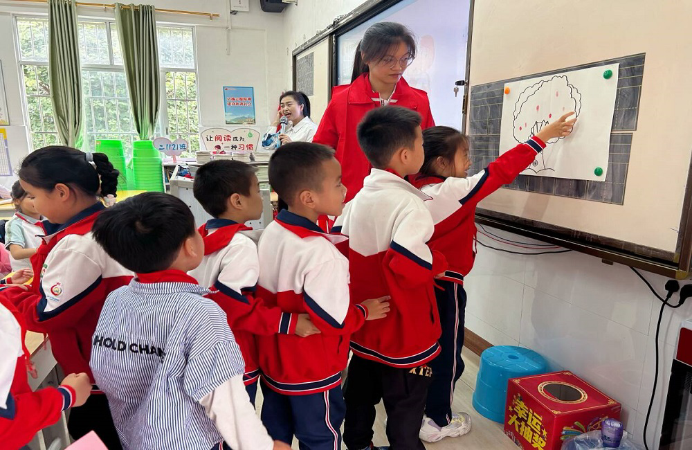 志愿者们与小学生互动游戏