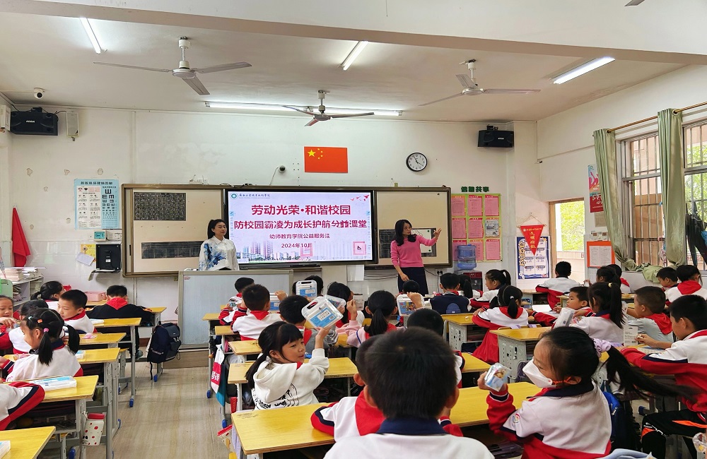 幼师教育学院“一站式”学生社区开展“劳动光荣·和谐校园”公益服务活动