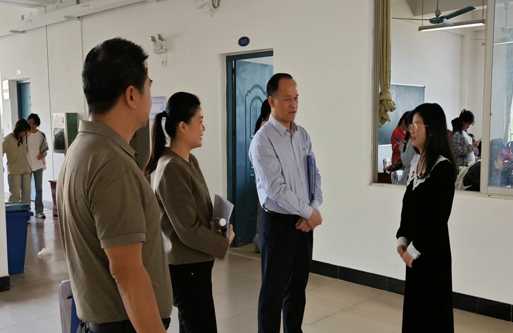学校领导深入幼师教育学院教学一线听课