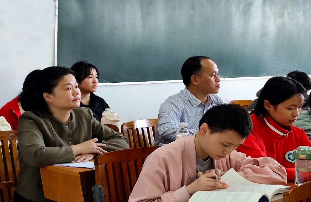 图1 黄政艳在教室听课