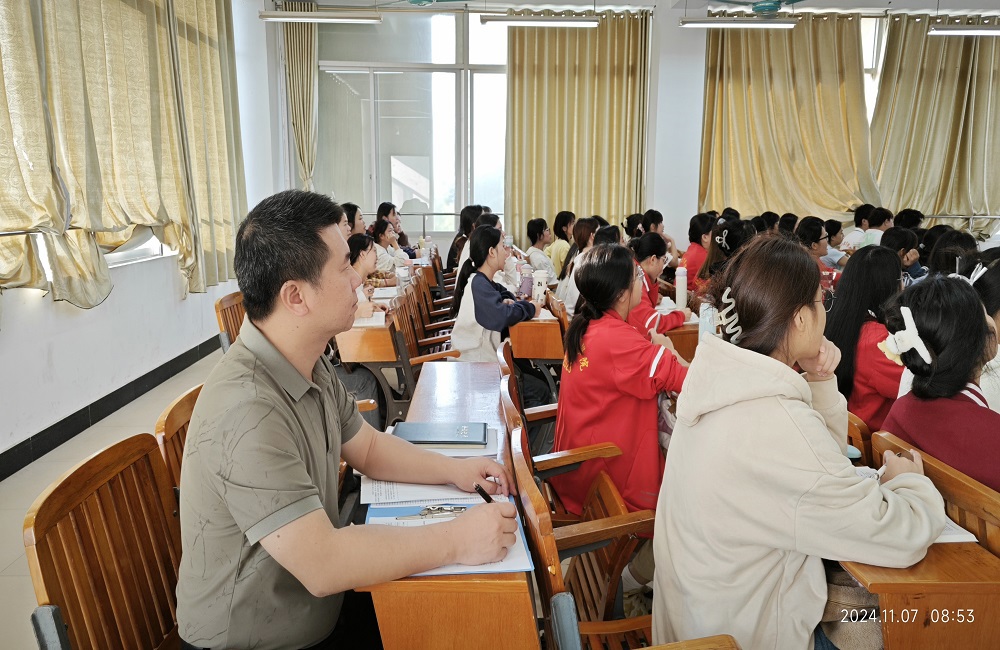 图2 孟学林在教室听课