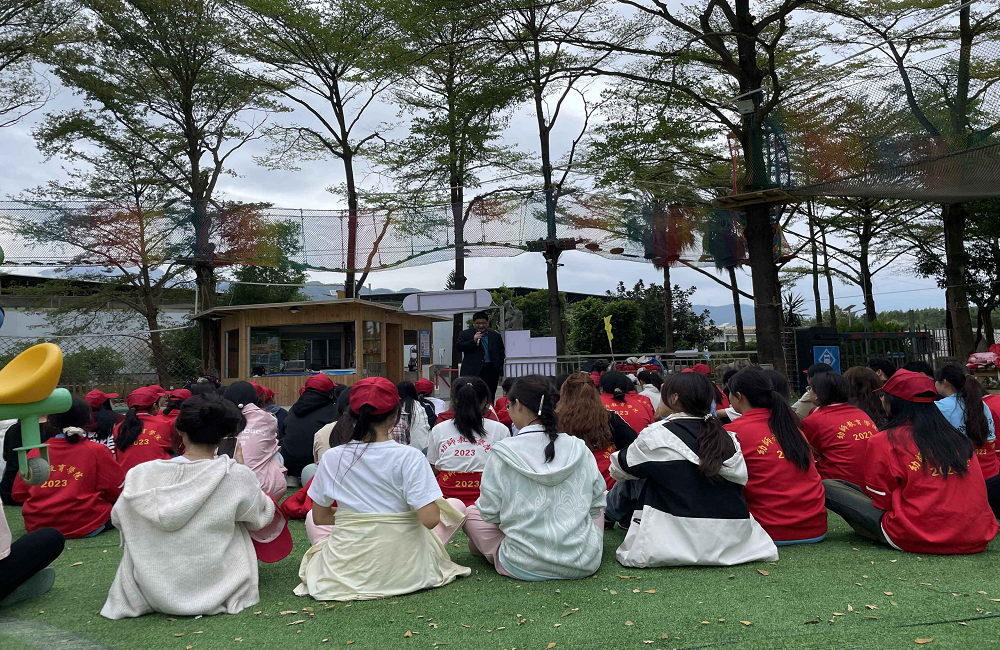 幼师教育学院组织少数民族学生开展座谈会和素质拓展活动