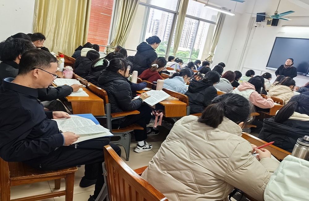 校领导深入幼师教育学院学生班级听课