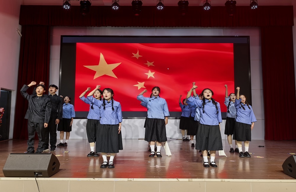 图4 学生代表情景剧表演《星火》