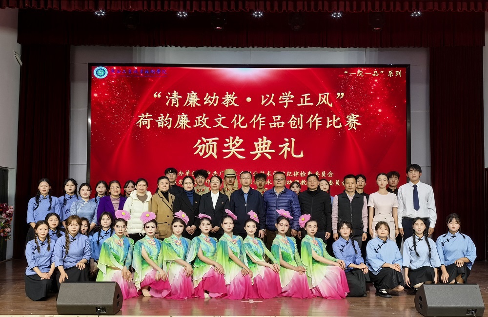 图5 参加活动师生合影
