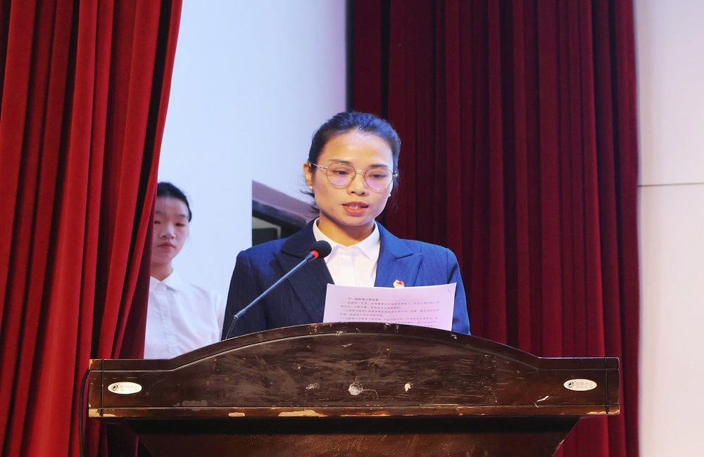 覃翀颖老师代表第一届委员会作工作报告.jpg