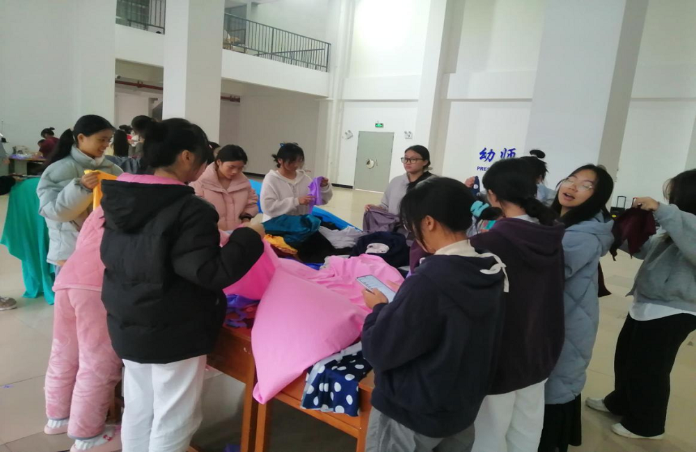 幼师教育学院邀请广州市舞魅娘服饰有限公司贵港分公司师傅到校内开展劳动教育实践活动