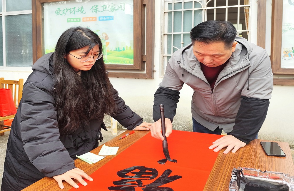 图3 林艺老师现场书写春联